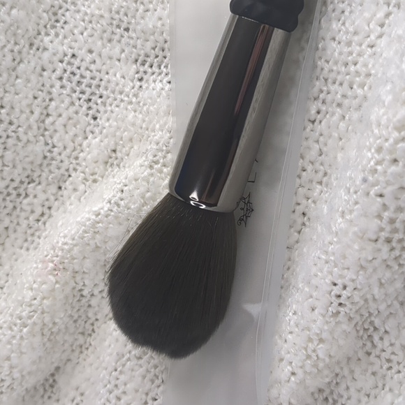 LARUCE Beauty TAPERED FACE Brush LR360, One Brush w/Sleeve Shield - Picture 6 of 10